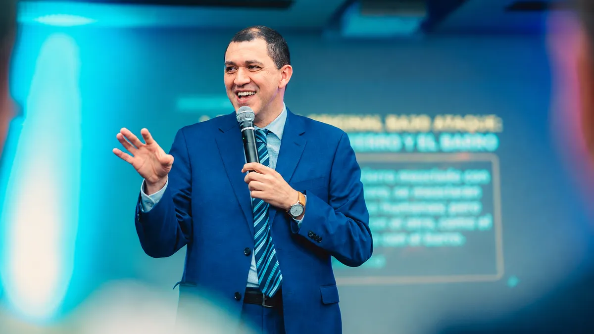 Pastor Martín Pérez predicando